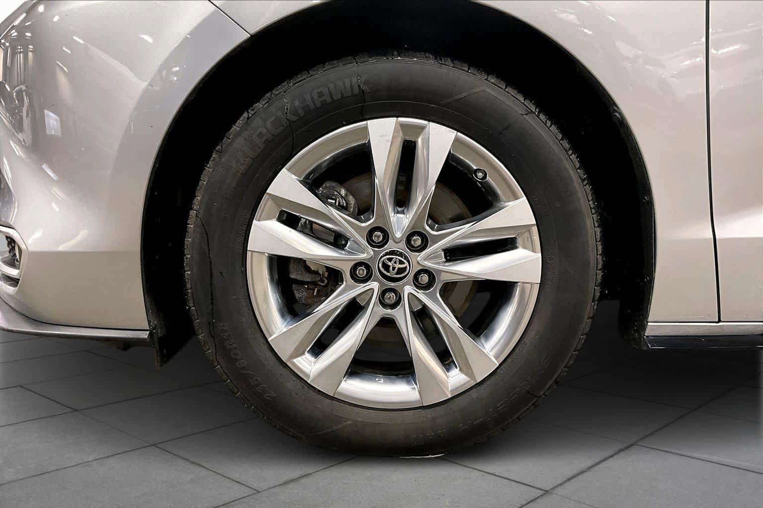 Used 2023 Toyota Sienna Limited image 11