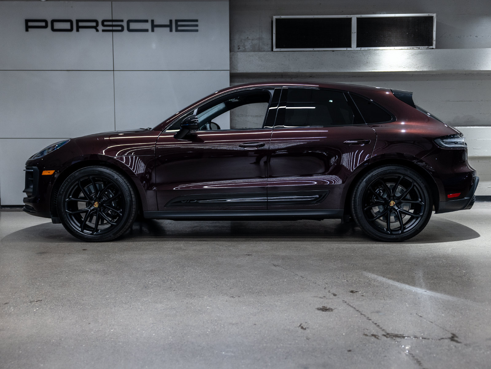 Certified 2024 Porsche Macan GTS AWD/4WD image 2
