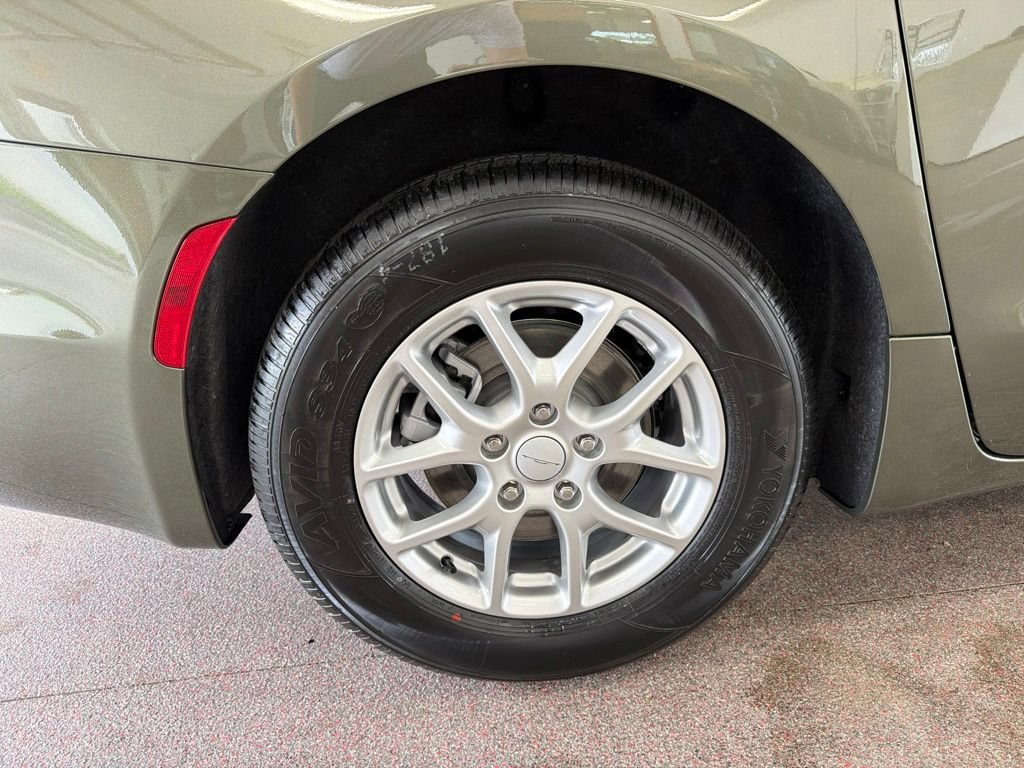 New 2027 Chrysler Pacifica Select FWD image 26