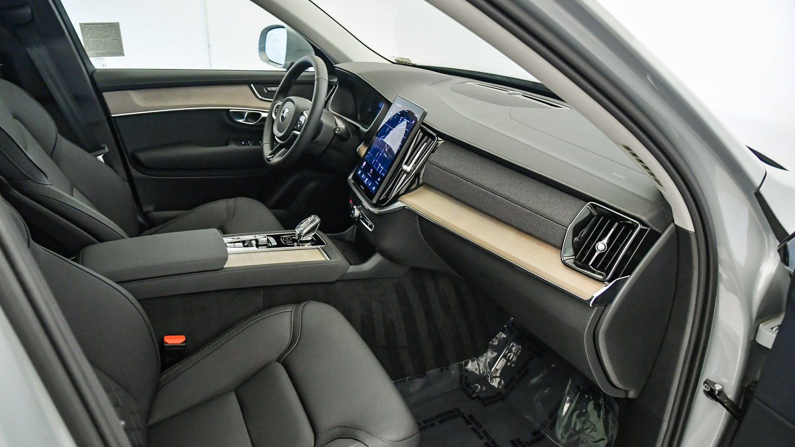 Certified 2025 Volvo XC90 B6 Core w/ Protection Package Premier image 17