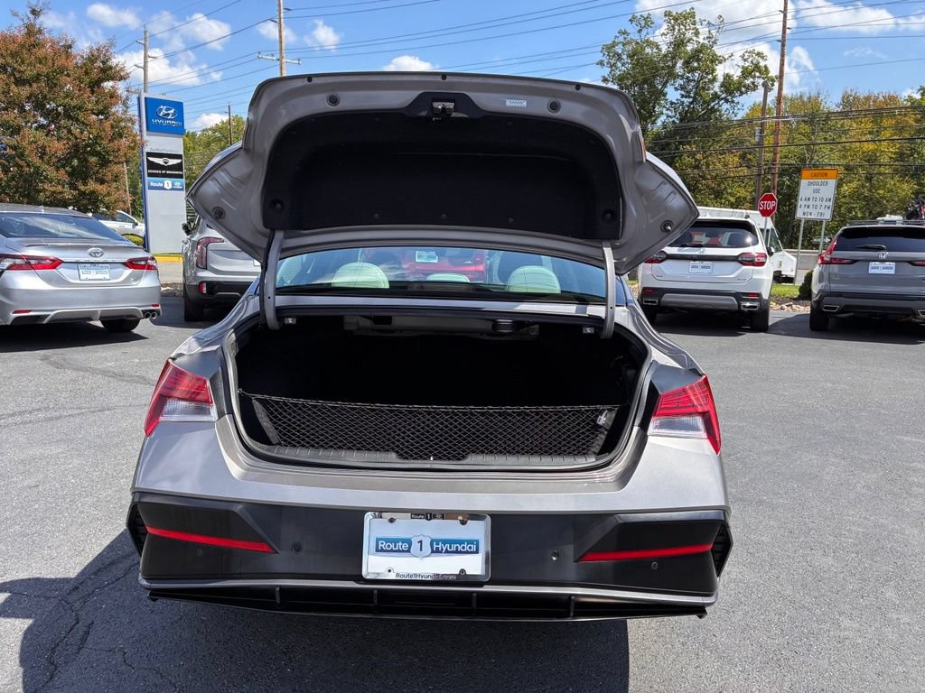 Certified 2024 Hyundai Elantra Limited FWD image 11