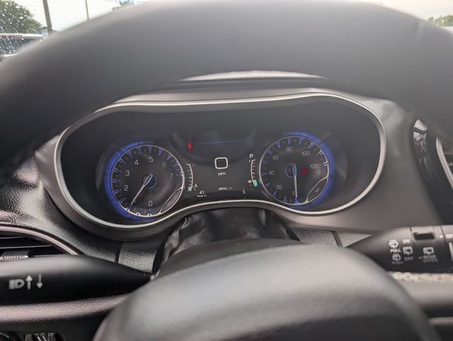 Used 2025 Chrysler Pacifica Select FWD image 15