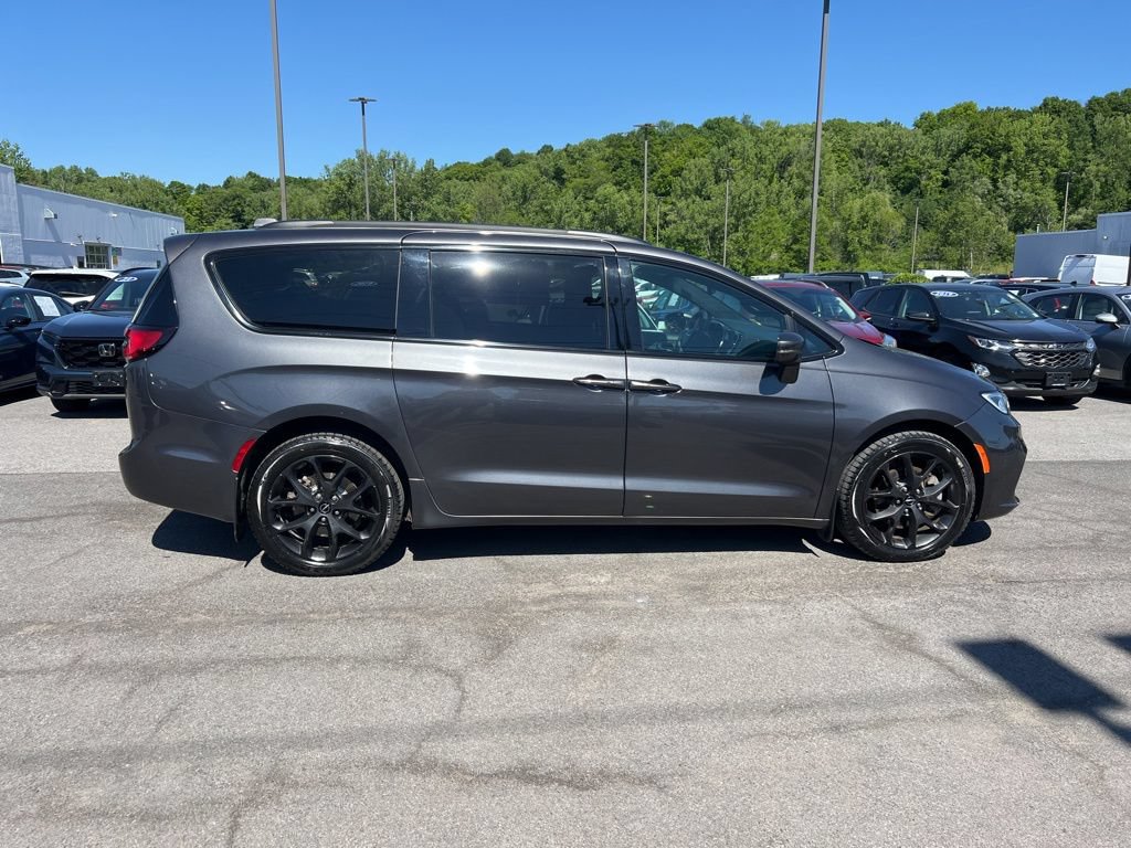 Used 2022 Chrysler Pacifica Touring-L w/ S Appearance Package AWD/4WD image 6