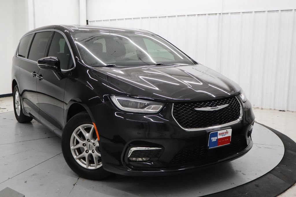 Used 2025 Chrysler Pacifica Select FWD image 1