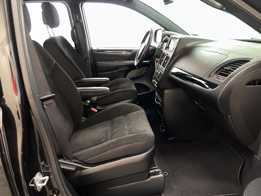 Used 2018 Dodge Grand Caravan SE FWD image 34