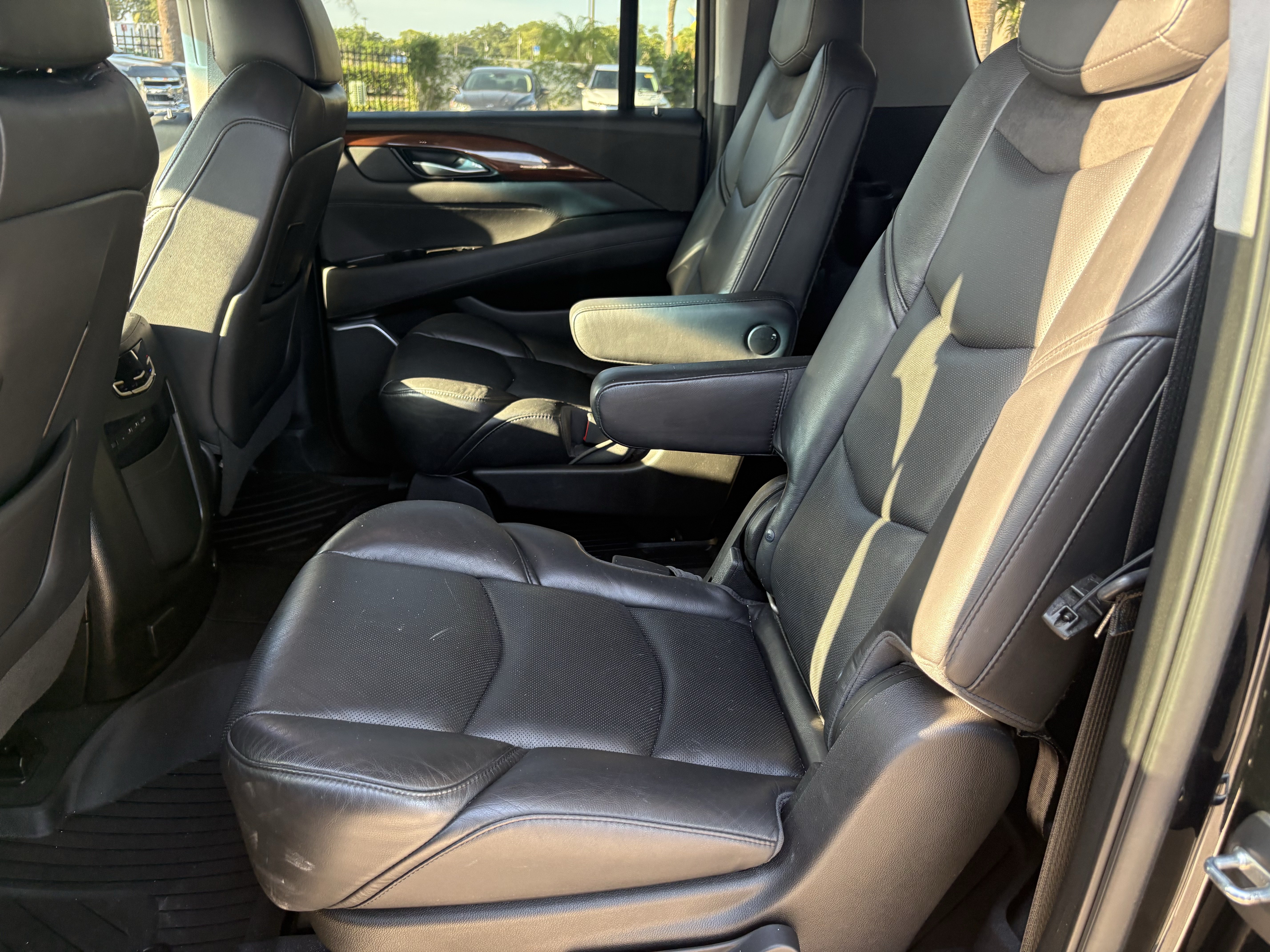 Used 2019 Cadillac Escalade ESV Premium Luxury AWD/4WD image 7