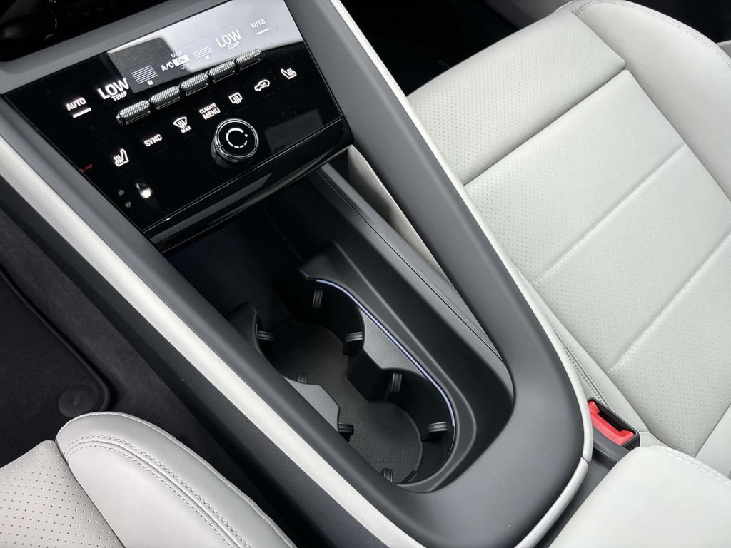 Used 2025 Porsche Macan 4 Electric image 34