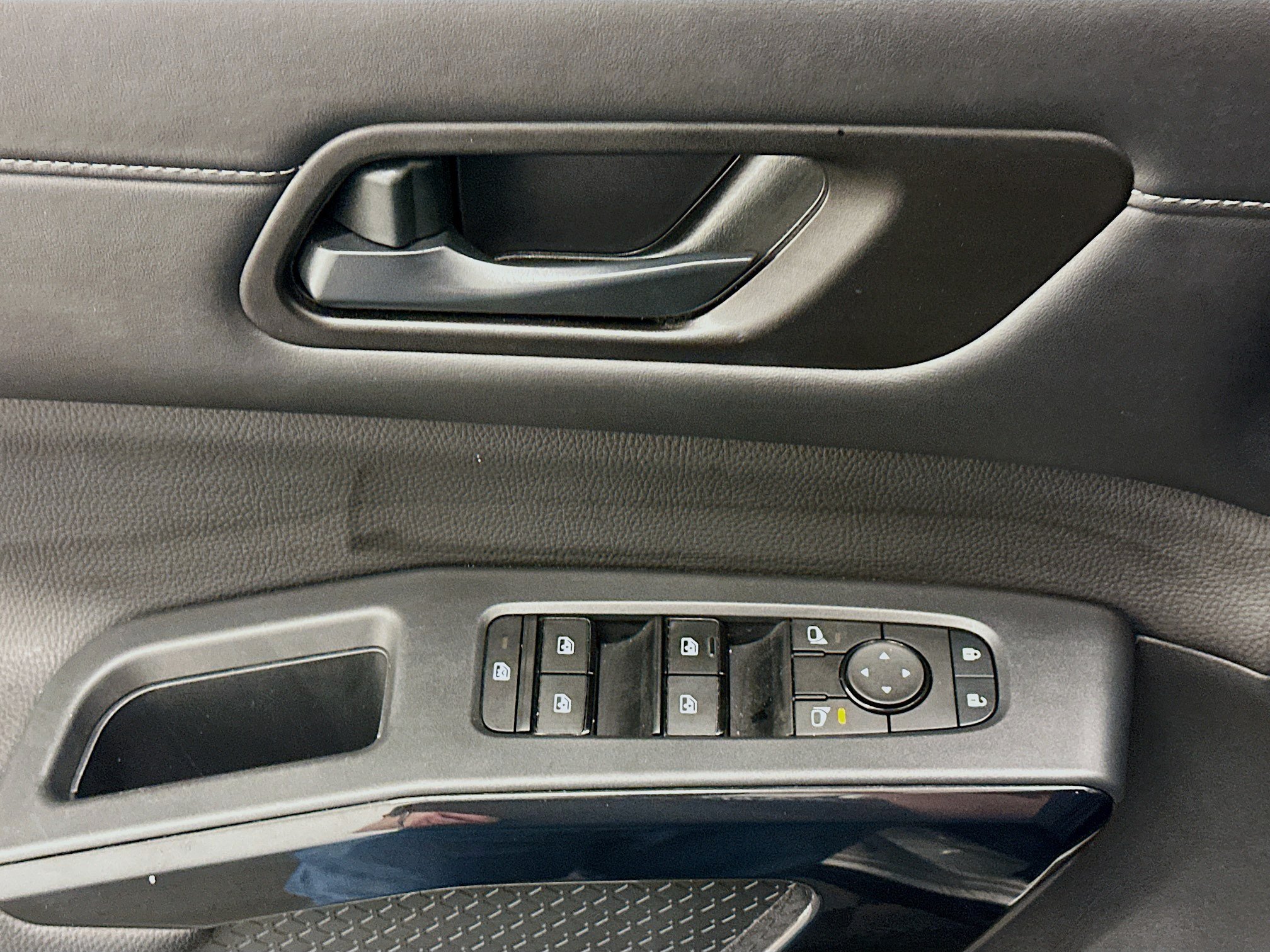Used 2025 Nissan Pathfinder SV AWD/4WD image 15