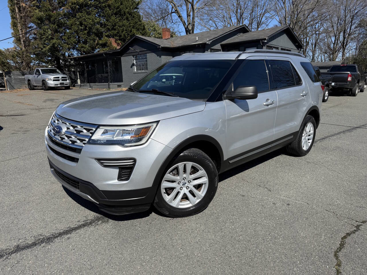 Used 2019 Ford Explorer XLT image 1