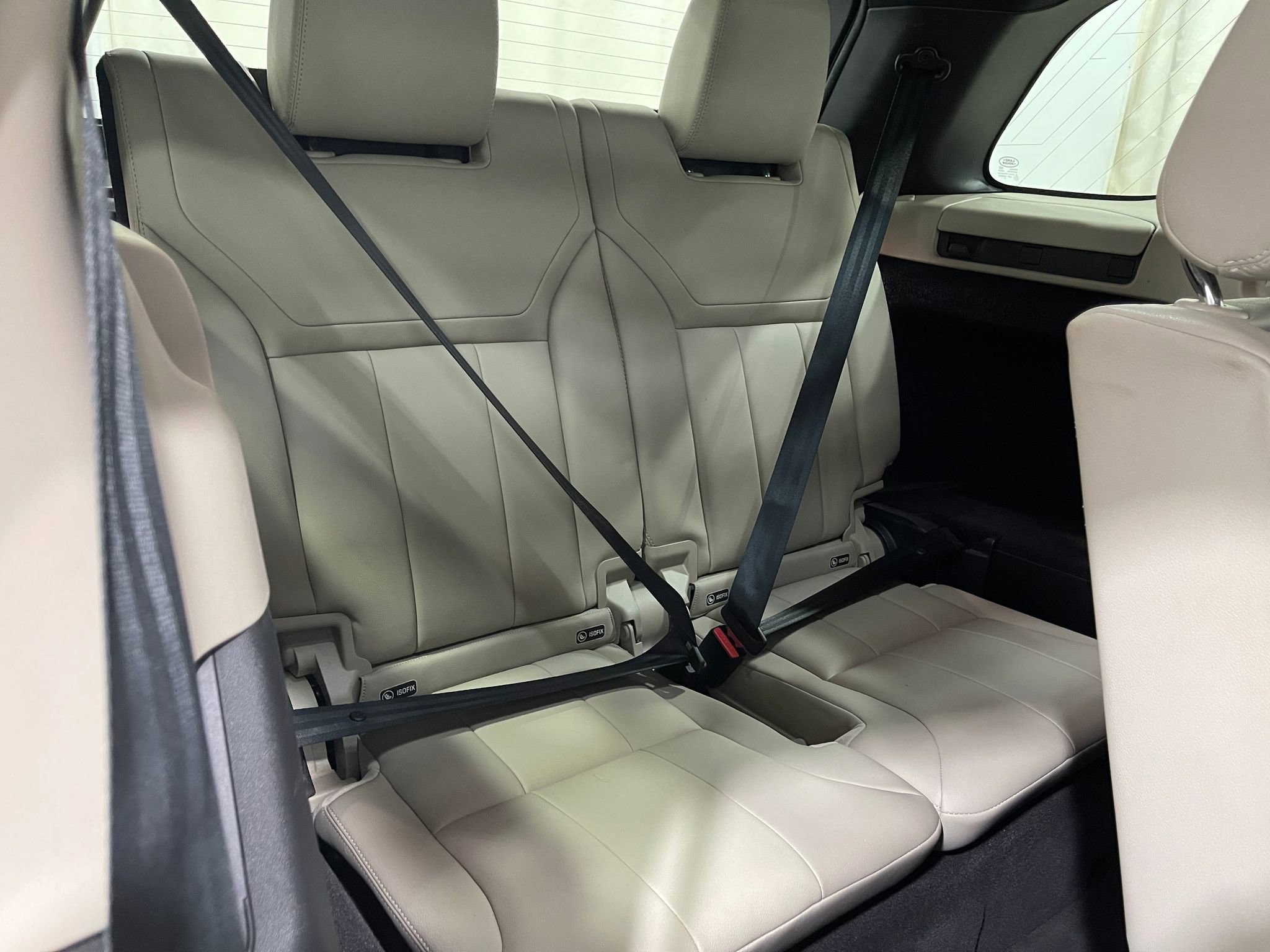 Used 2018 Land Rover Discovery HSE image 32