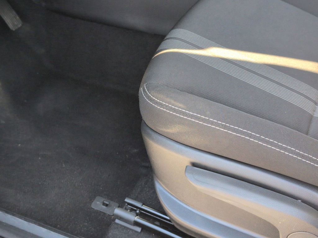 Used 2025 Hyundai Venue SEL FWD image 14