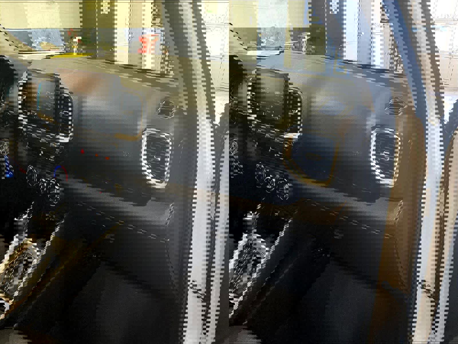 Used 2025 Hyundai Venue SE image 13