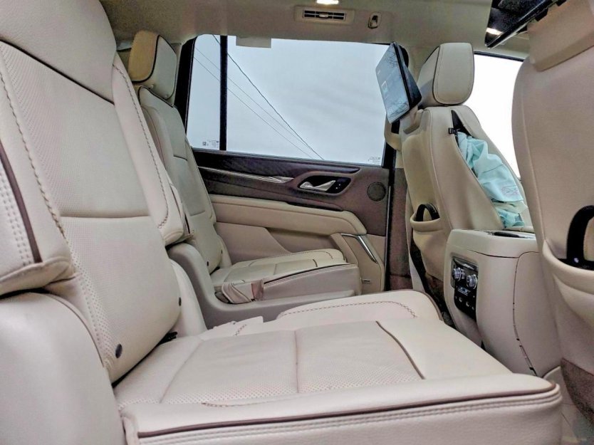 Used 2024 GMC Yukon XL Denali w/ Advanced Technology Package image 9