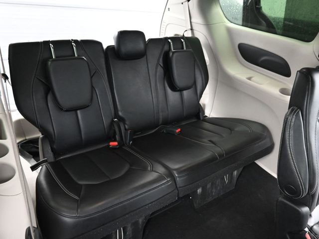 Used 2023 Chrysler Pacifica Touring-L image 9