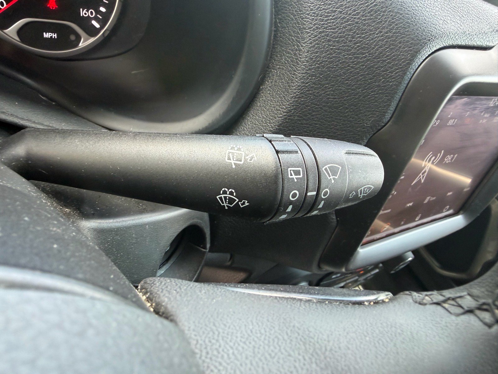 Used 2022 Jeep Renegade Latitude AWD/4WD image 35