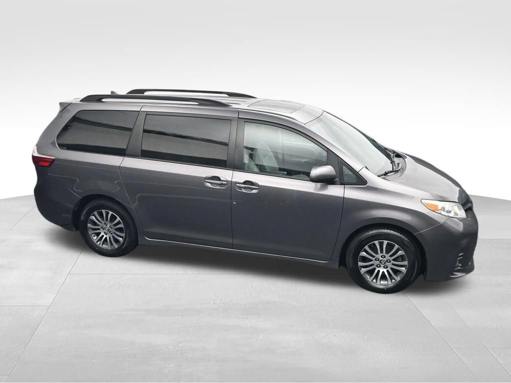 Used 2018 Toyota Sienna XLE w/ XLE Navigation Package FWD image 32