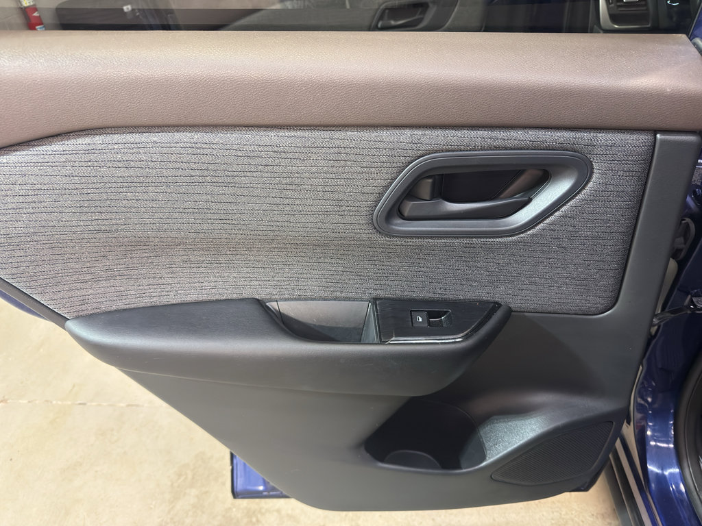 Used 2023 Nissan Rogue S AWD/4WD image 27
