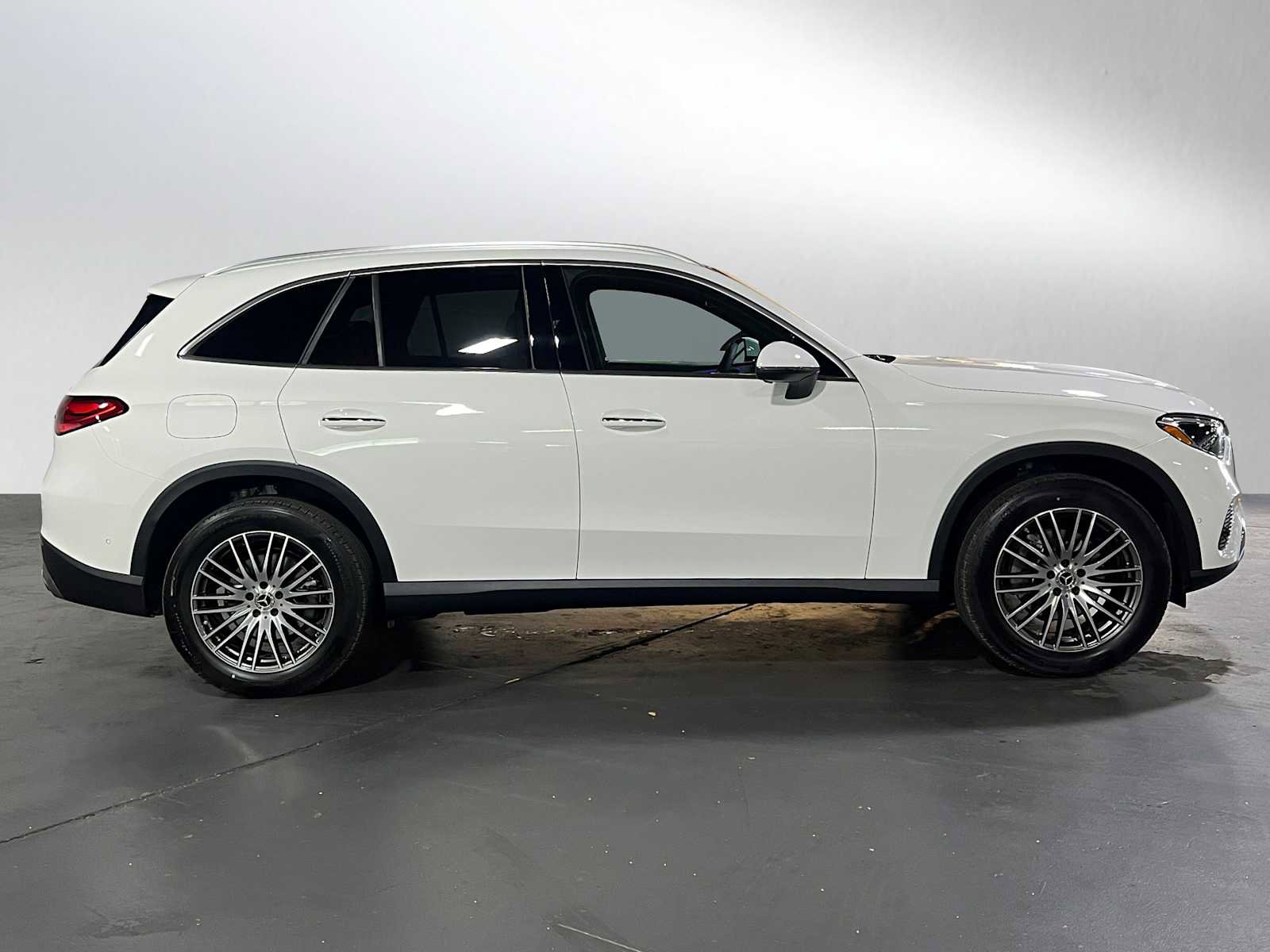 New 2025 Mercedes-Benz GLC 300 4MATIC image 2