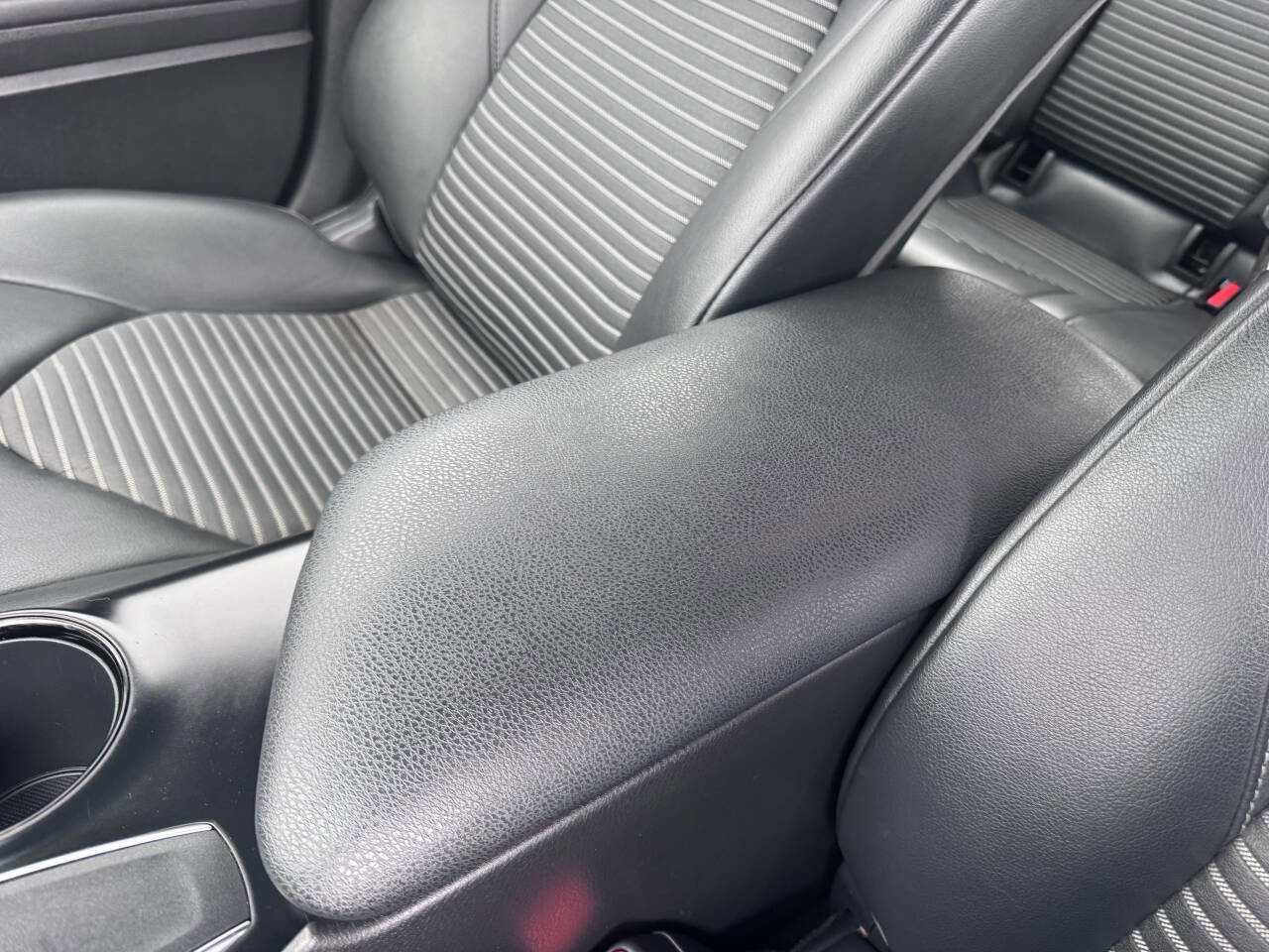 Used 2018 Toyota Camry SE image 32