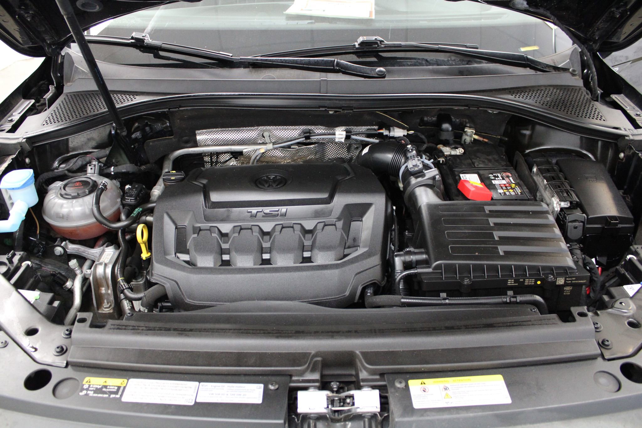 Used 2022 Volkswagen Tiguan SE R-Line image 8