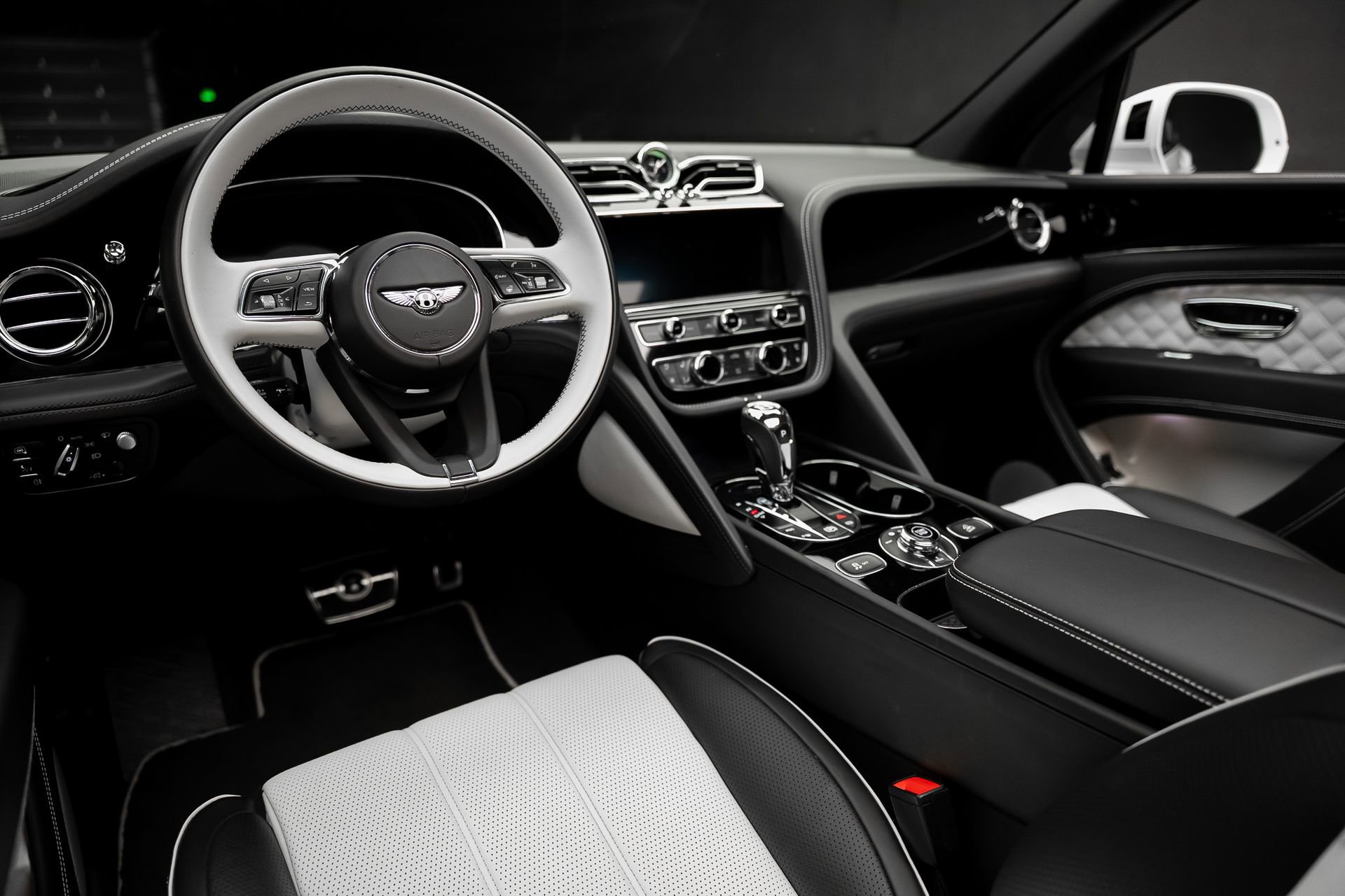 Used 2021 Bentley Bentayga Plug-In Hybrid image 2