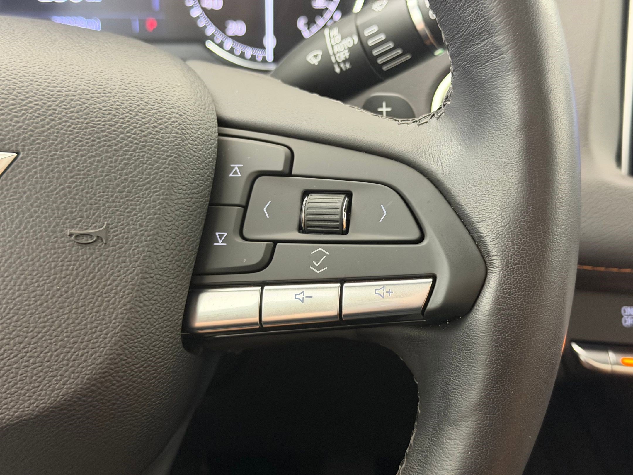 Used 2022 Cadillac XT4 Premium Luxury FWD image 30
