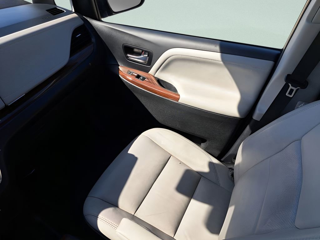 Used 2018 Toyota Sienna Limited Premium w/ Carpet Mat Package image 13