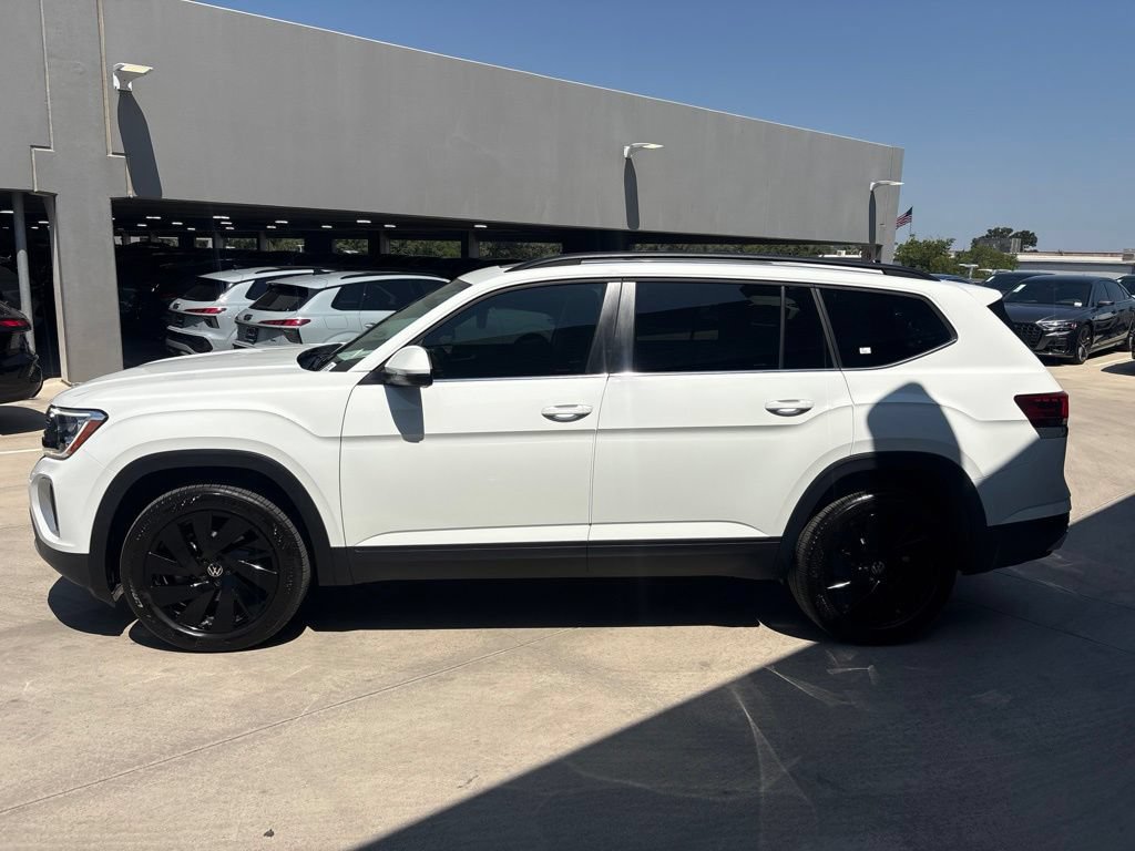 Used 2025 Volkswagen Atlas SE w/ Panoramic Sunroof Package FWD image 9