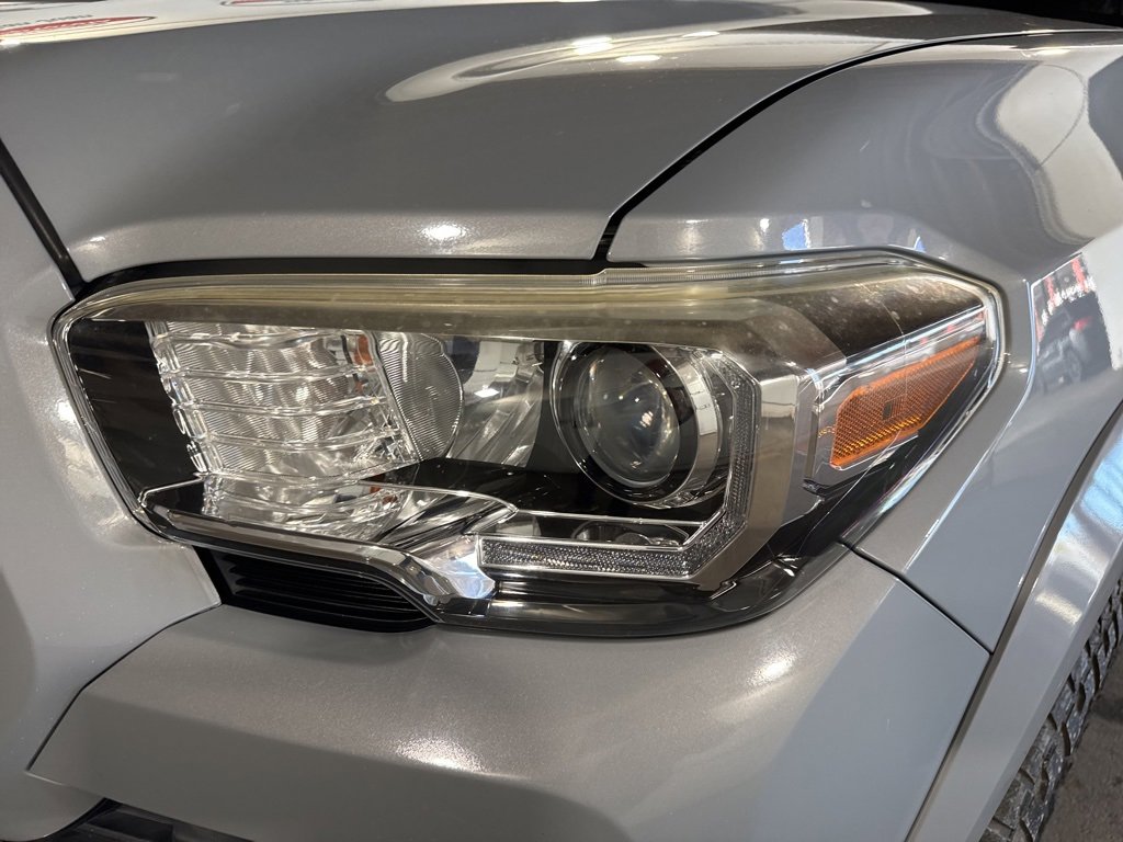 Used 2019 Toyota Tacoma TRD Sport image 2