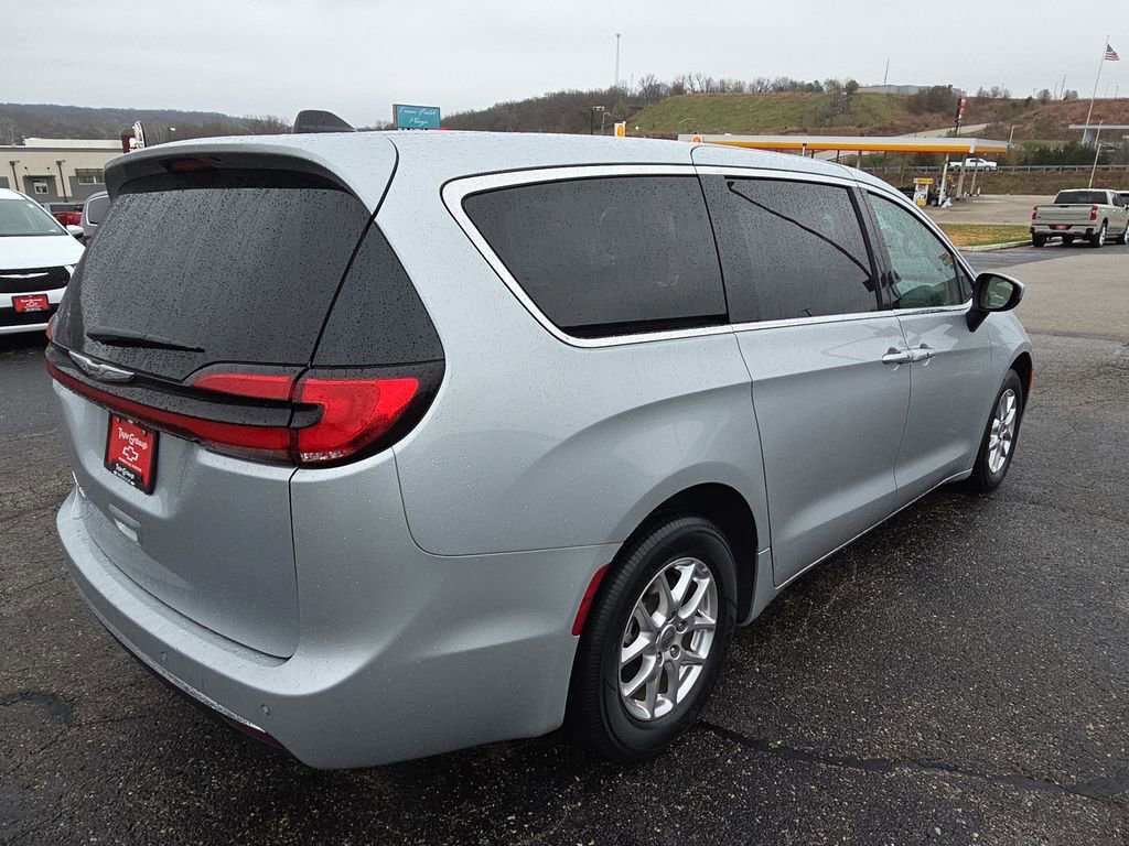 Used 2023 Chrysler Pacifica Touring-L image 8