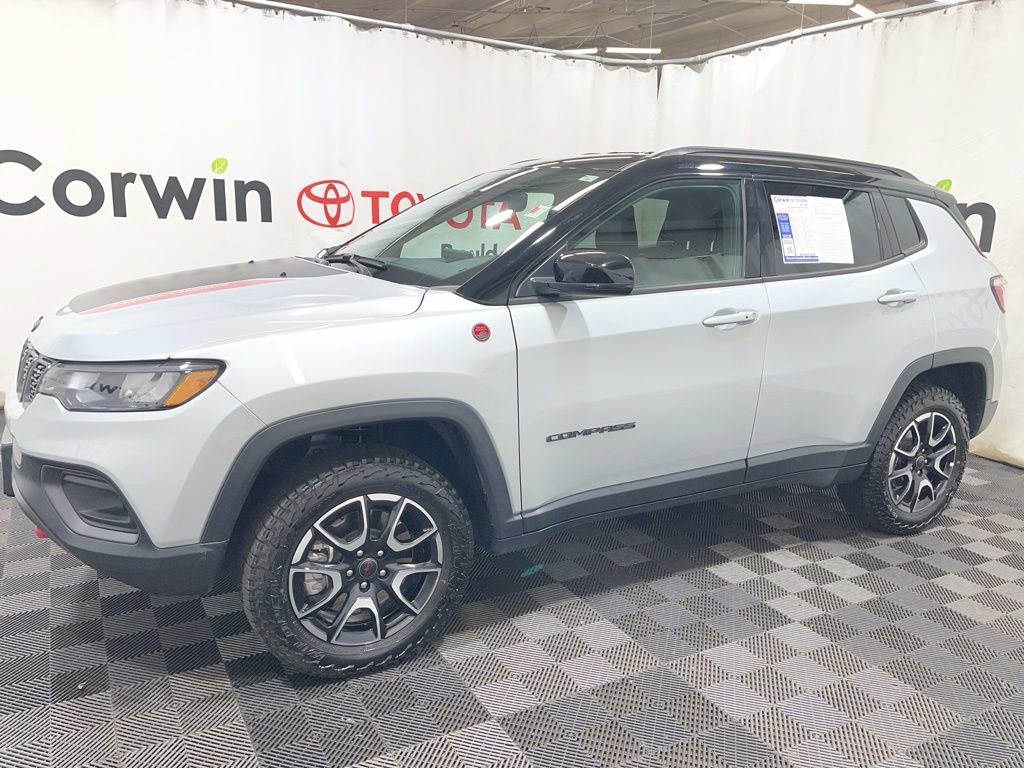 Used 2025 Jeep Compass Trailhawk image 3