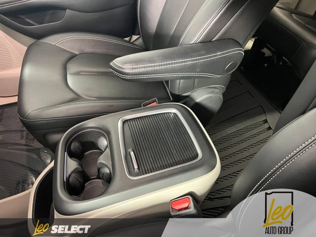 Used 2024 Chrysler Pacifica Touring-L AWD/4WD image 24