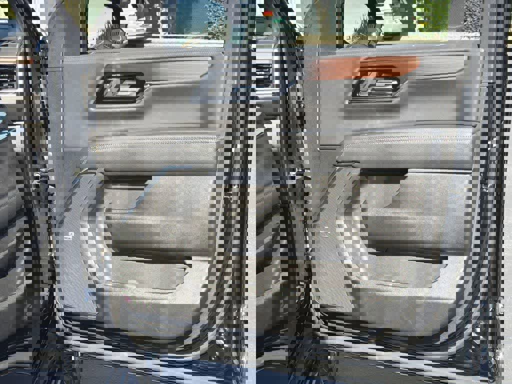 Used 2025 GMC Yukon Denali image 32