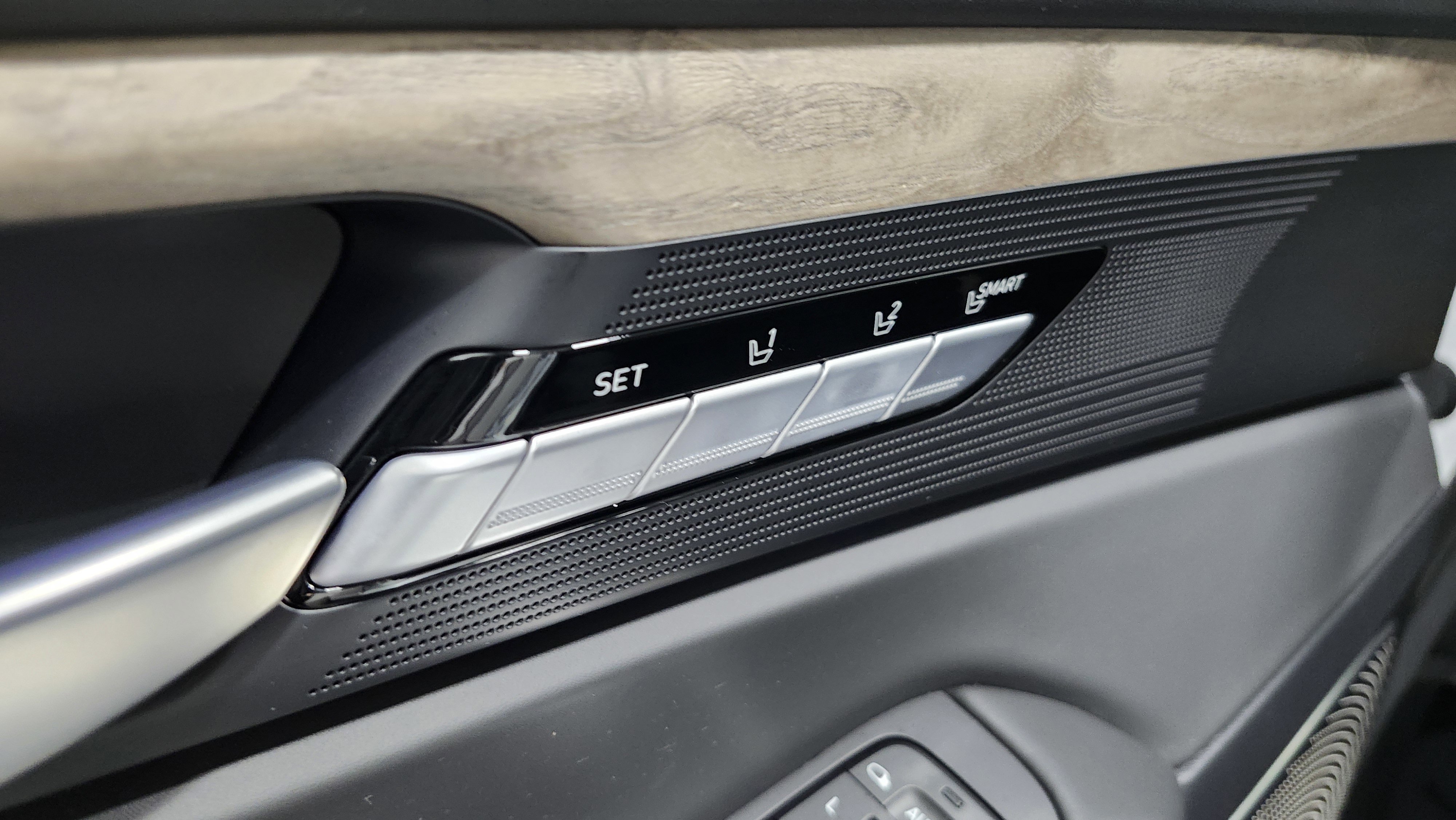 Used 2021 Genesis G90 3.3T Premium image 31