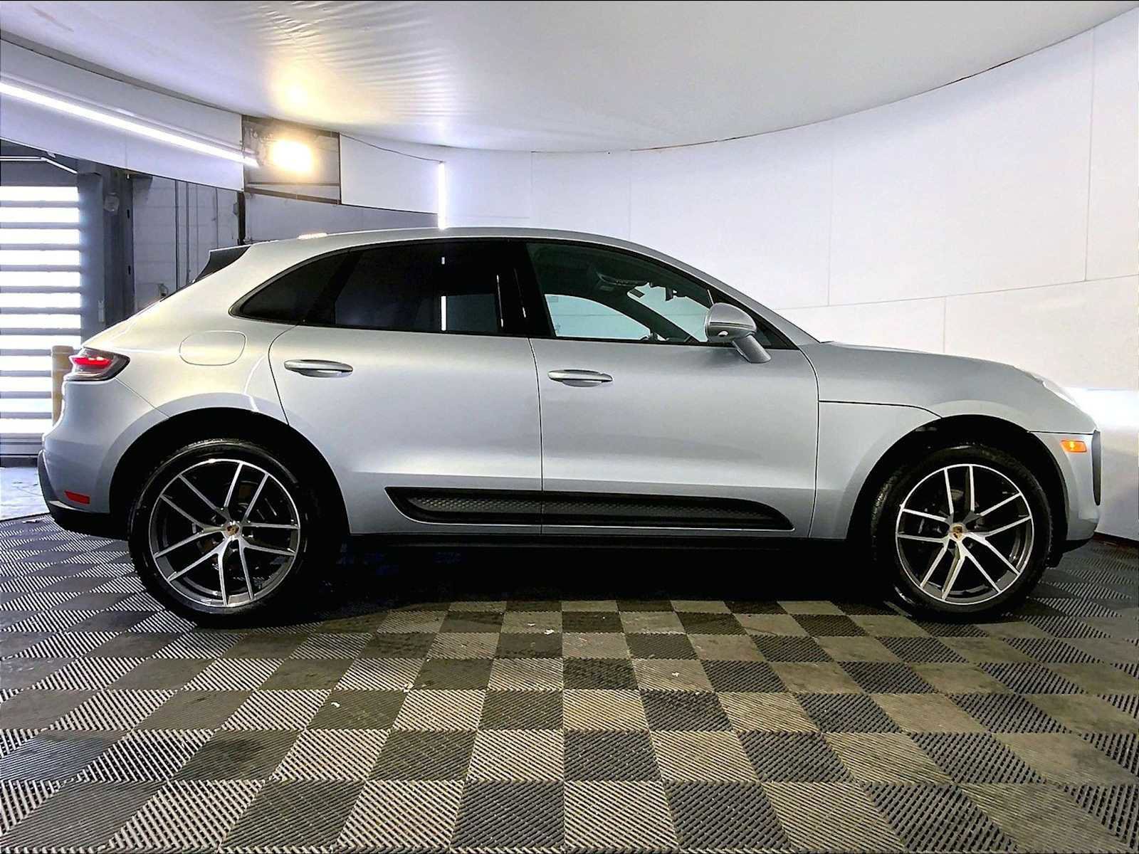 Certified 2025 Porsche Macan AWD/4WD image 8