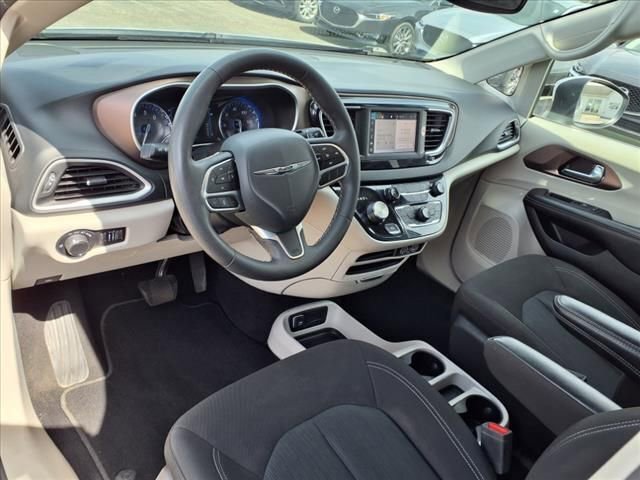 Used 2023 Chrysler Voyager LX image 18