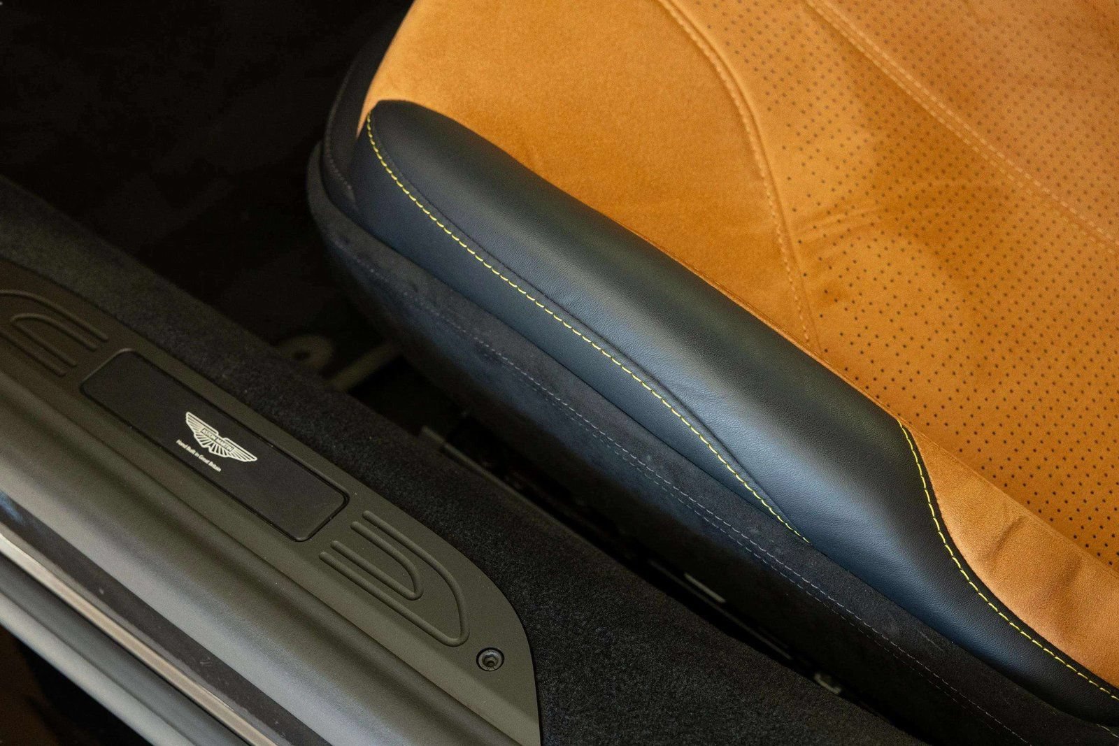 Used 2025 Aston Martin V8 Vantage Coupe RWD image 21