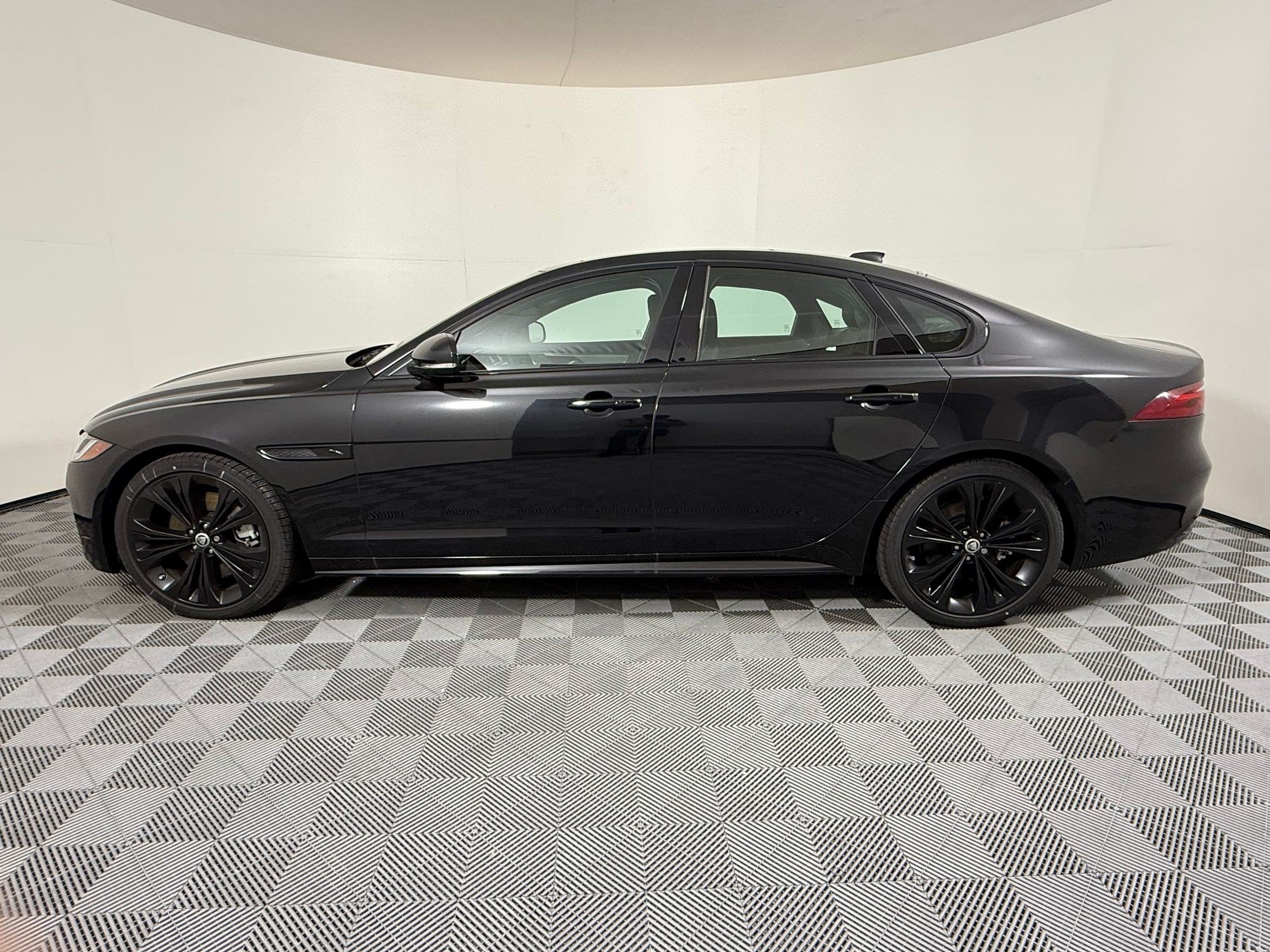 Used 2024 Jaguar XF R-Dynamic SE AWD/4WD image 2