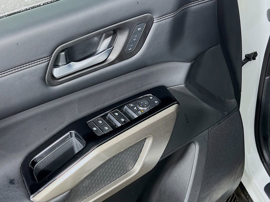 Used 2023 Nissan Pathfinder Platinum image 17