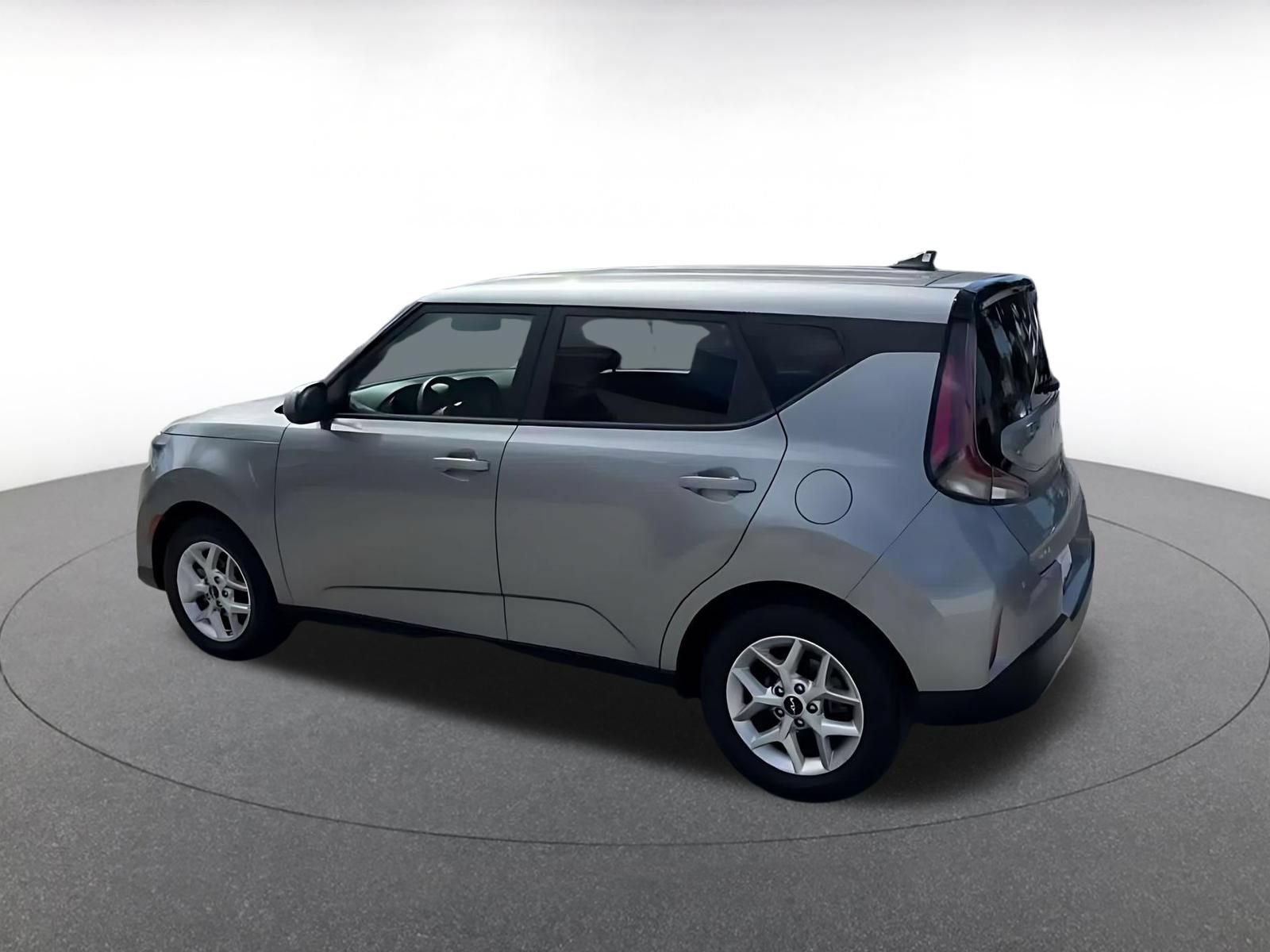 Used 2025 Kia Soul LX w/ LX Technology Package FWD image 9