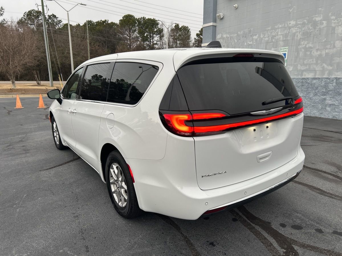 Used 2025 Chrysler Pacifica Select FWD image 5