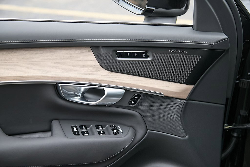New 2026 Volvo XC90 B6 Plus w/ Protection Package Premier image 11