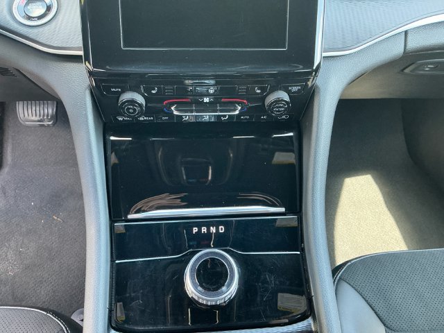 Used 2025 Jeep Grand Cherokee Altitude AWD/4WD image 14