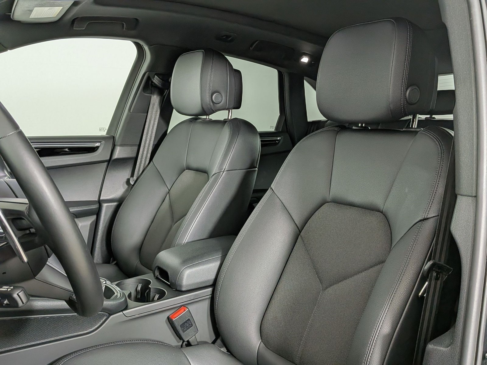Certified 2023 Porsche Macan AWD/4WD image 5