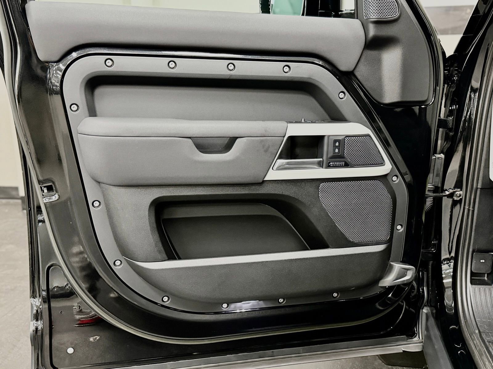 Used 2023 Land Rover Defender 110 SE image 19