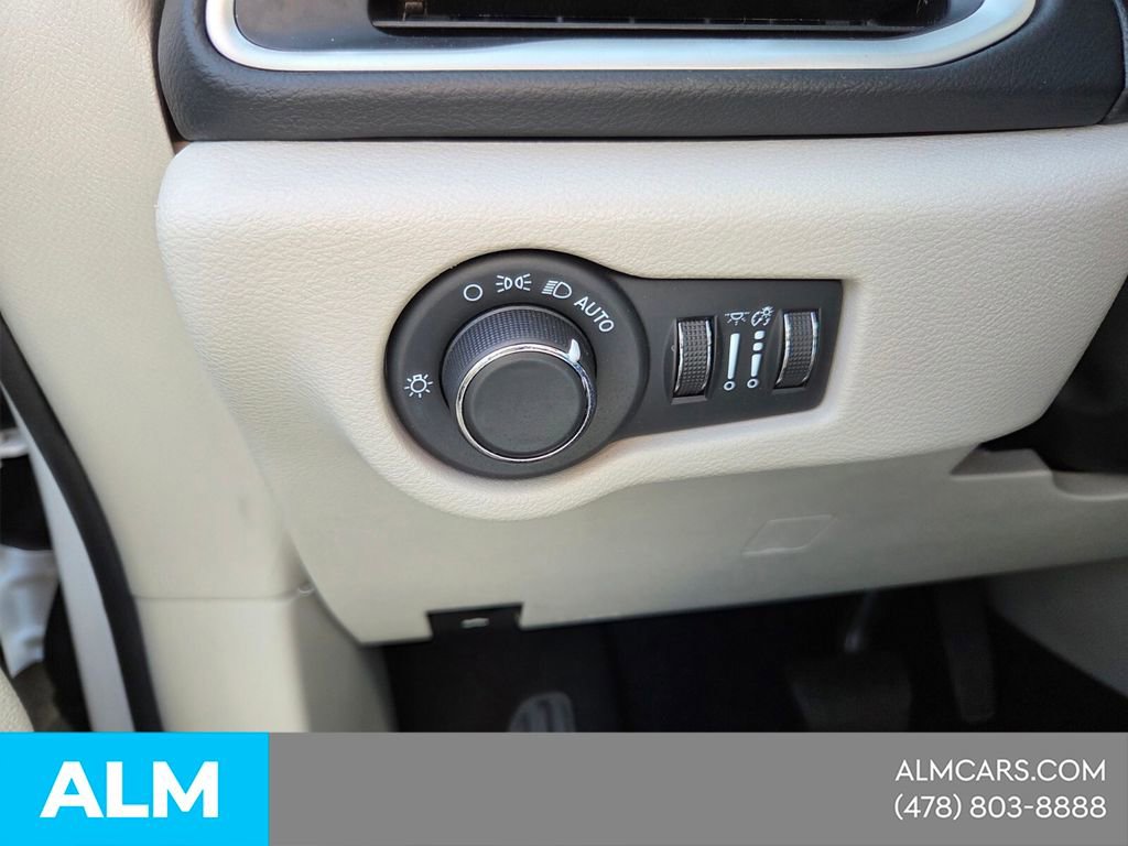 Used 2022 Chrysler Voyager LX image 29