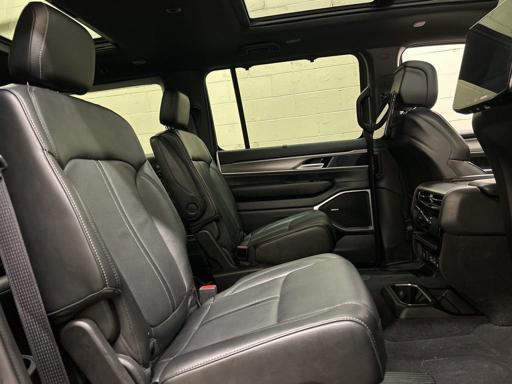 Used 2024 Jeep Wagoneer L Series II w/ Convenience Group I AWD/4WD image 11