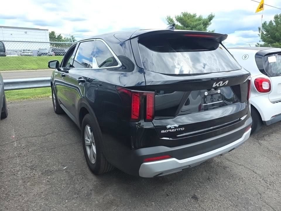 Used 2025 Kia Sorento LX FWD image 5