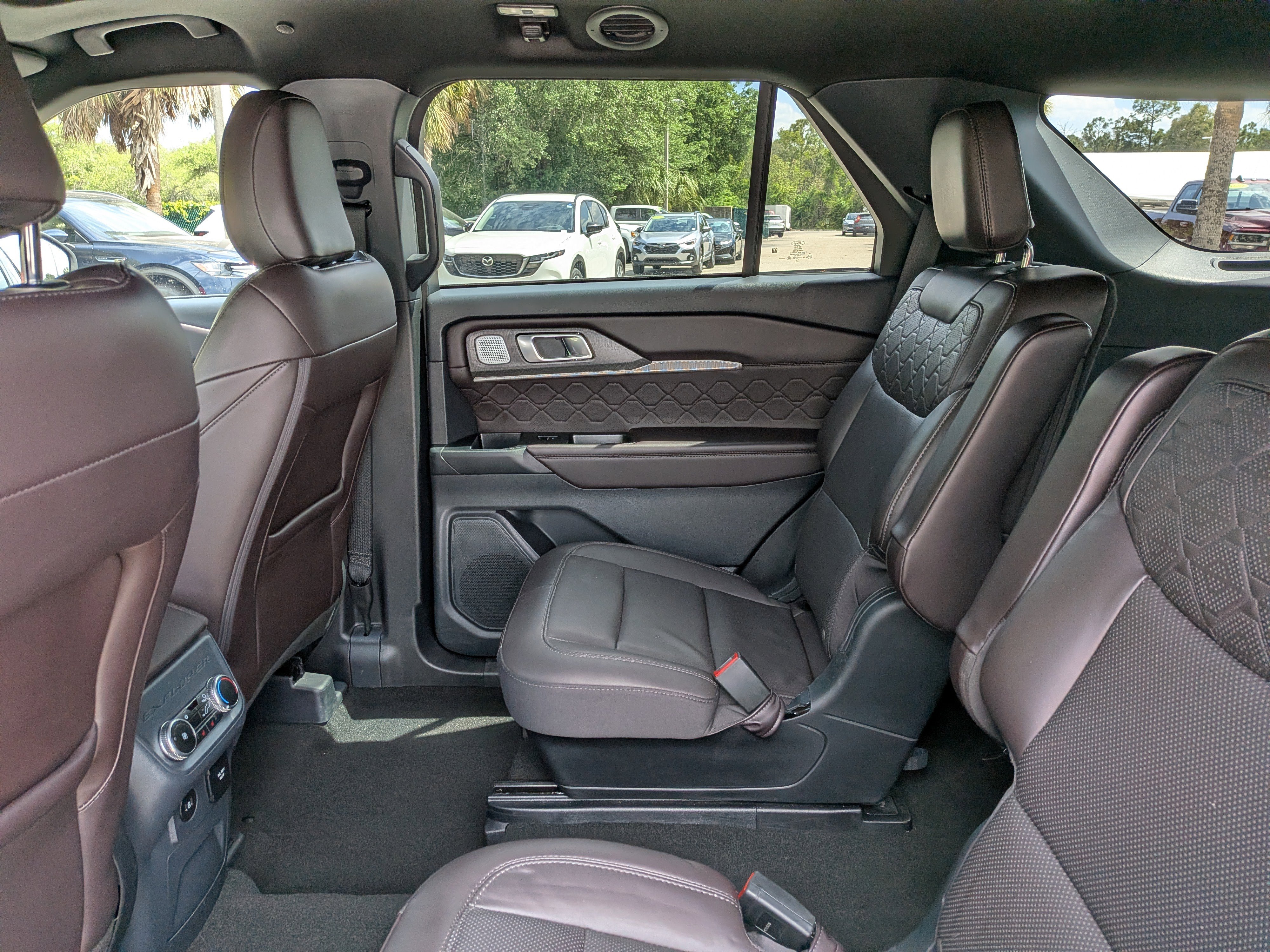 Used 2025 Ford Explorer Platinum w/ LUX Leather Package AWD/4WD image 15