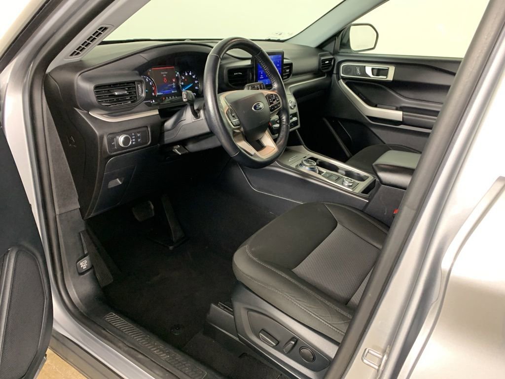 Used 2022 Ford Explorer XLT image 32
